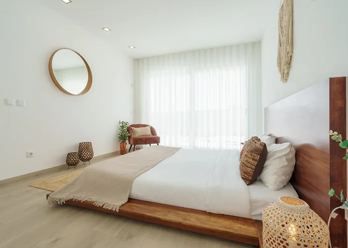 With Ocean View لورينها