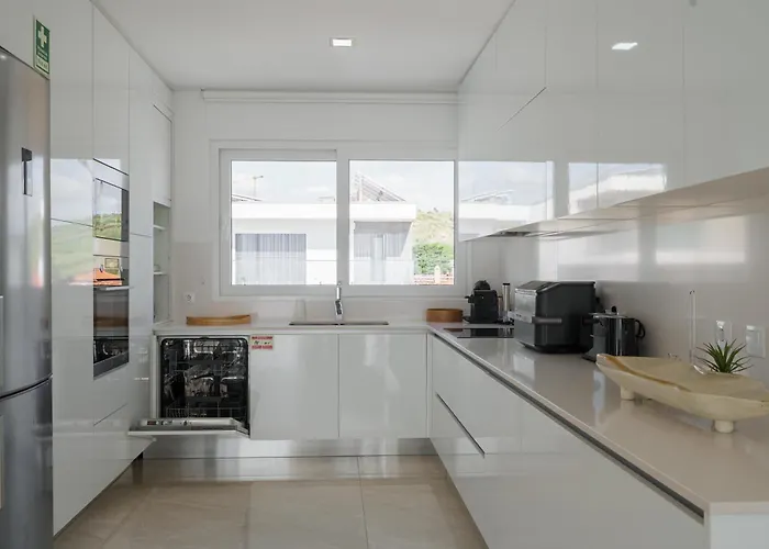 With Ocean View لورينها