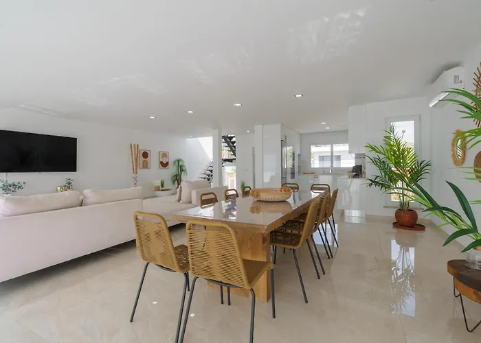 With Ocean View فيلة *