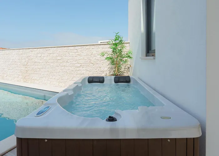 With Ocean View فيلة *